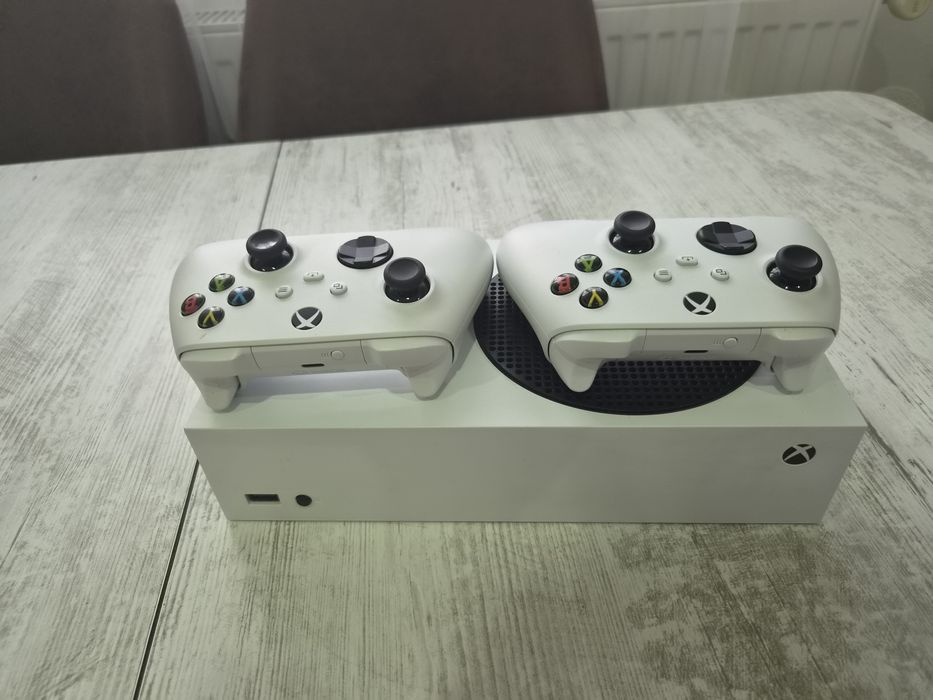Xbox series s, 2 controllere, 18 jocuri