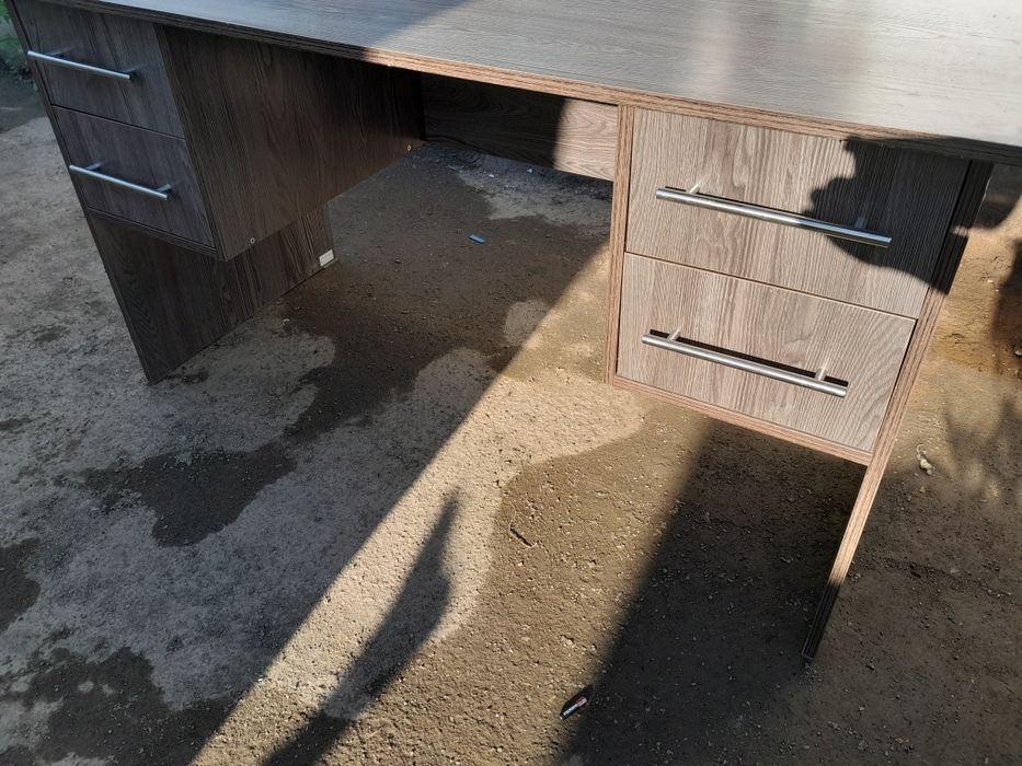 Продам два офисных стола
