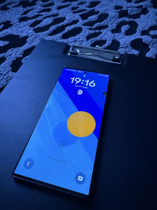 Samsung Galaxy S23 Ultra – 100% funcțional (Ecran fisurat cu punct / Spate crăpat)