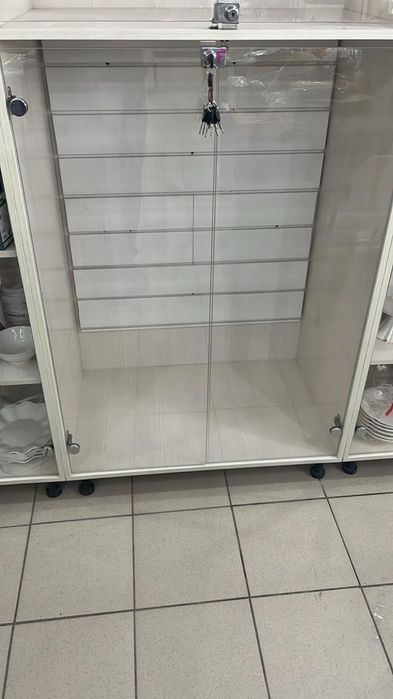 Витрина стенкой из эконом панель со стеклянными дверцами