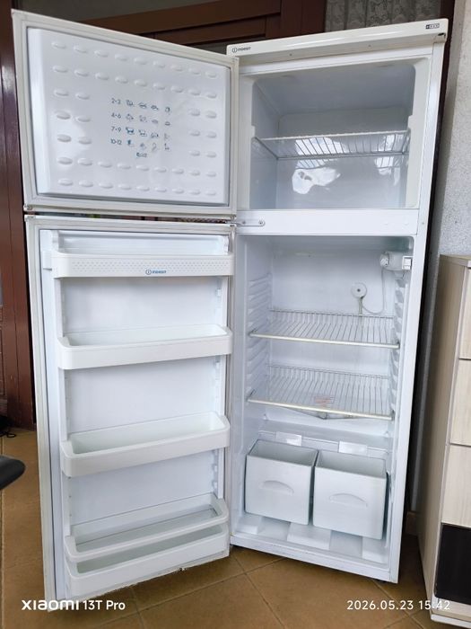 Хладилник с фризер Indesit 150x53x55