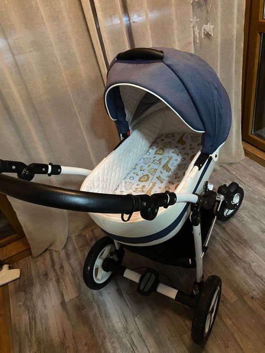 Cărucior Mikado 3in1, este folosit cu toate accesoriile incluse.