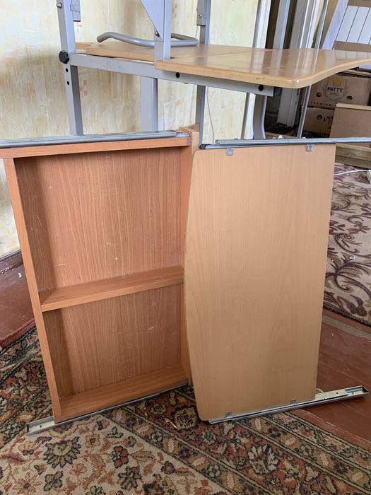 Продам компьютерный стол в хорошем состоянии