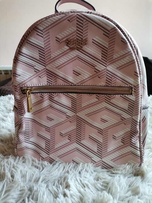 Раница на марката Guess
