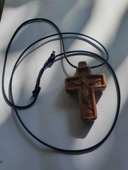 Cruci sculptate din lemn de fag 6x4 cm, finisate cu ceara de albine