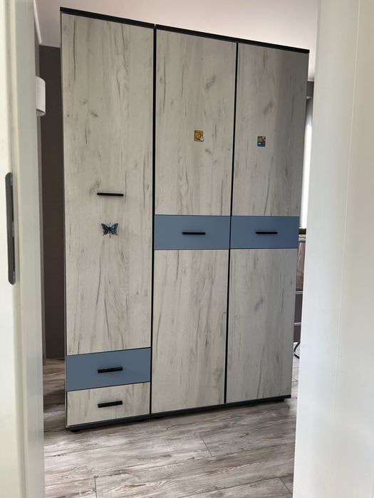 Гардеробчета и бюро с шкафчета