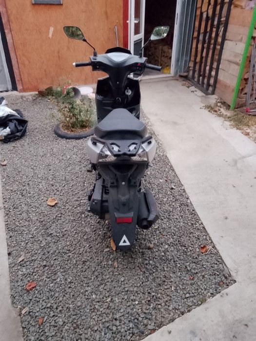 Vând scuter pe benzină cu acte în regulă pret 5500 roni