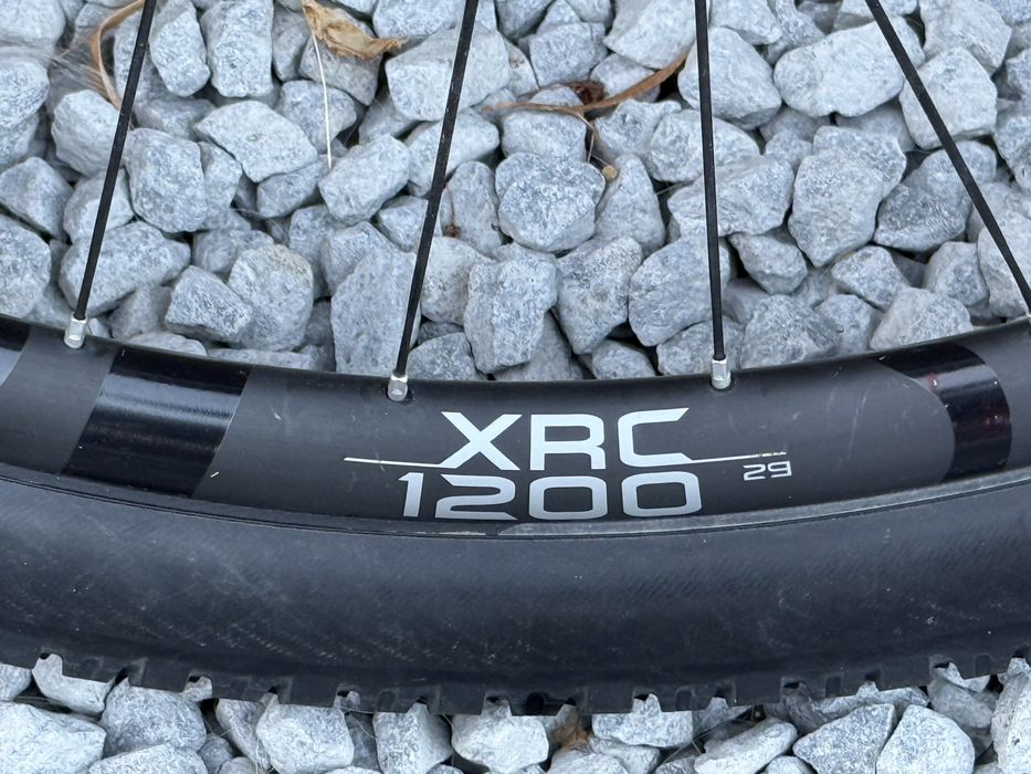 Vând roți carbon DT Swiss XRC 1200 Spline 29” – Butuci DT Swiss 240 – Stare foarte bună