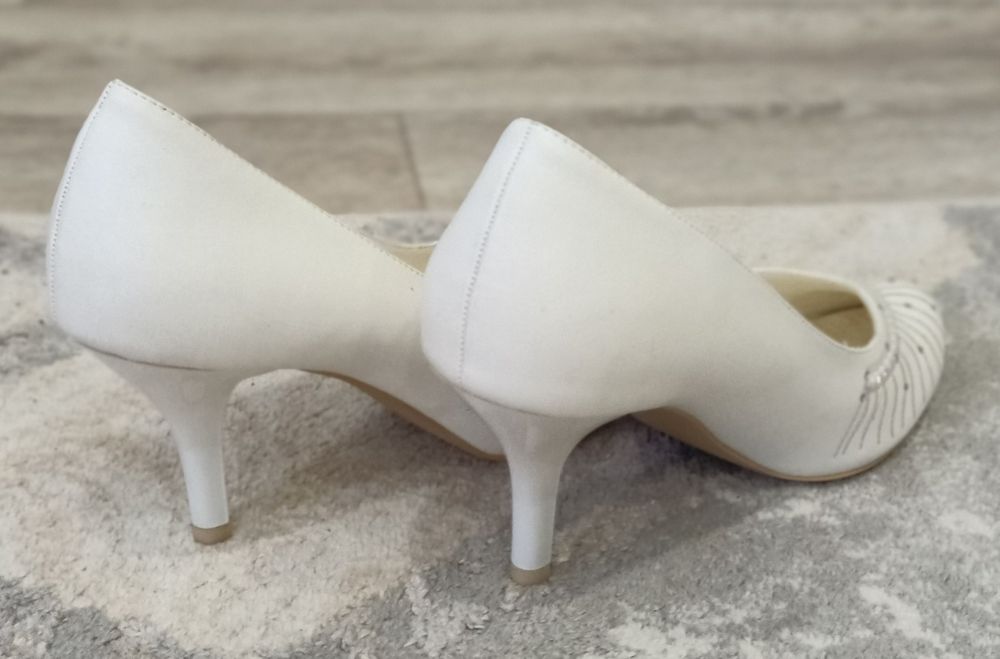 Продам женские белые туфли