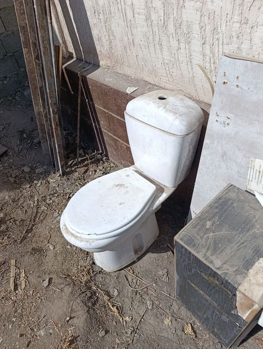 Продам унитаз фарфоровый
