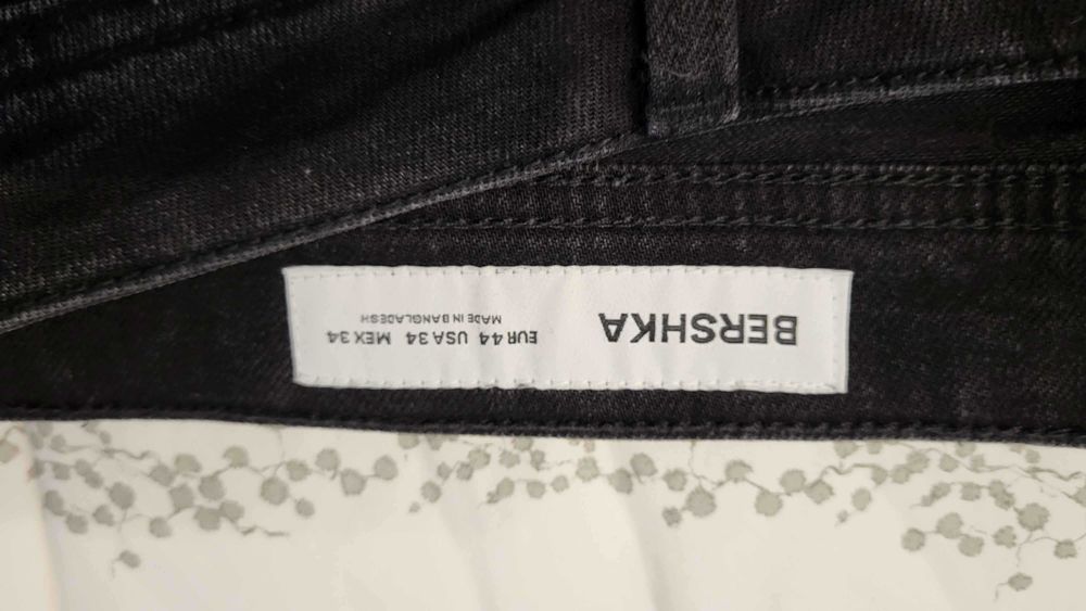 Мъжки Черни Накъсани Дънки BERSHKA Размер 44