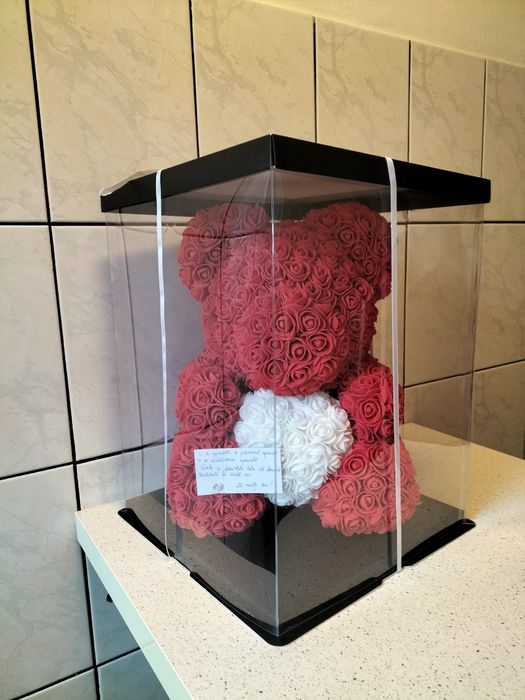 Vând ursulet mare din trandafiri roșii și albi pentru cadou