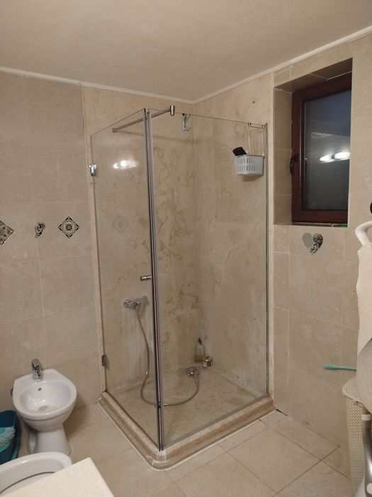Vând cabină duș cu  cădiță din marmura foarte frumoasă.