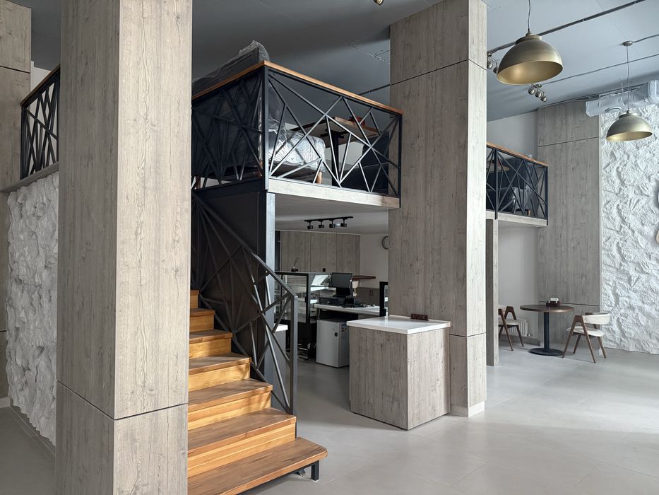 Антресольный этаж,сварщик