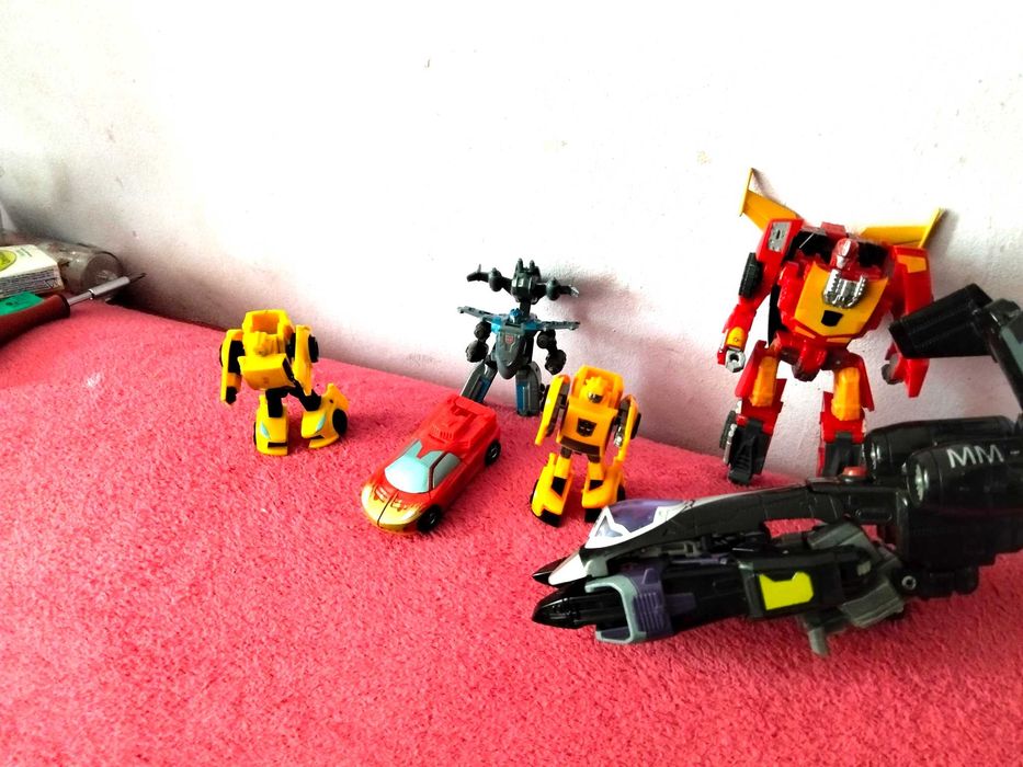 Jucarii transformers inpreuna pentru copii mici