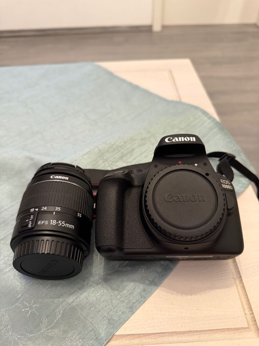 Kit Aparat Foto DSLR Canon EOS 4000D + Obiectiv 18-55mm + Geantă + Card – Stare Ca Nou!