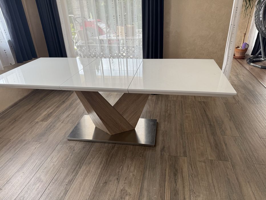 Разтегателна маса с бял мдф плот, кафяви крака, дъб сонома