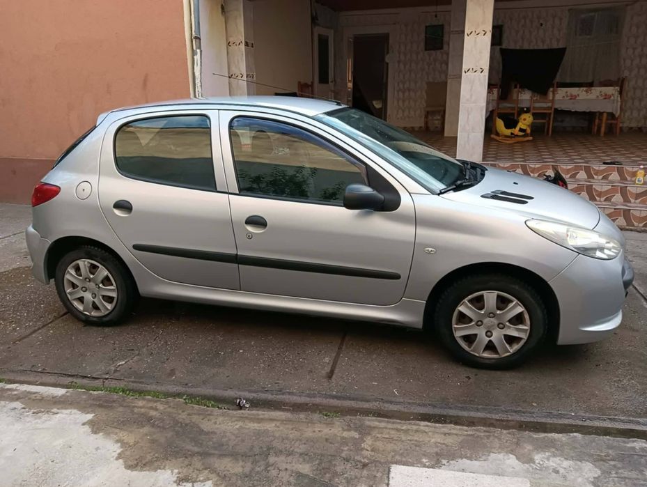 Vând Peugeot 206 + 1.4 benzina.  Am 2011