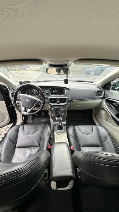 Volvo v40 D4 An 2015 ,190 HP Full Preț negociabil.