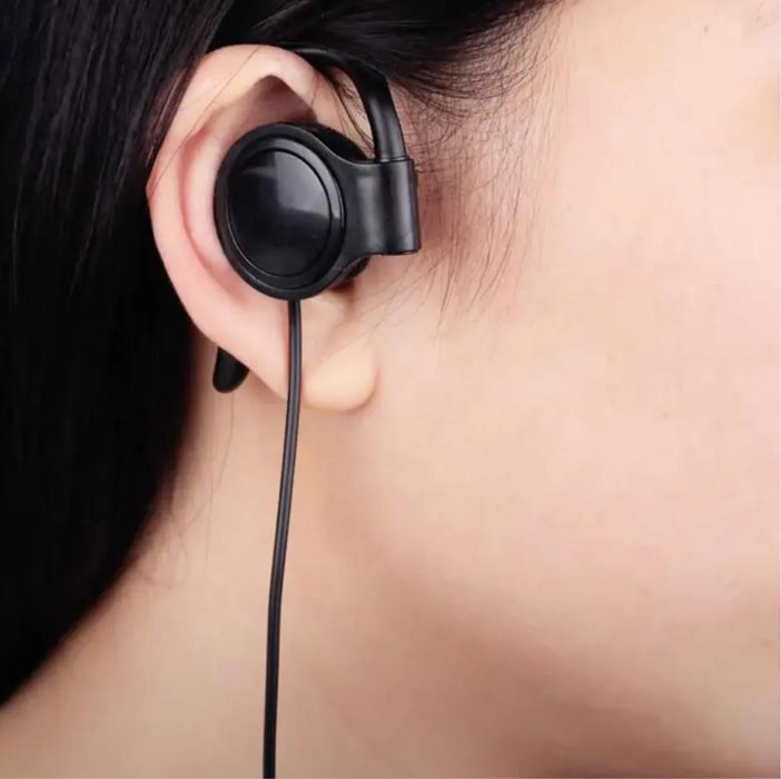 Наушник на одно ухо.