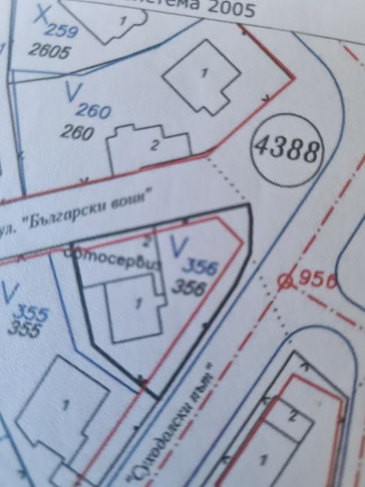 Ъглов УПИ с къща + гараж за автобус, две улици