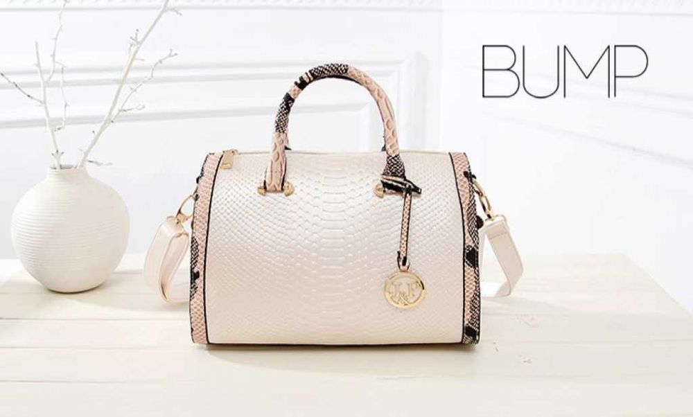 Дамска чанта с декорация от бяла змийска кожа.