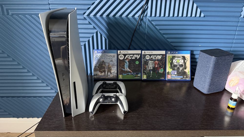 Playstation 5 и два джойстика с играми