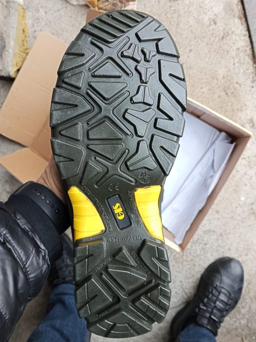 Продам спец ботинки с железными носками