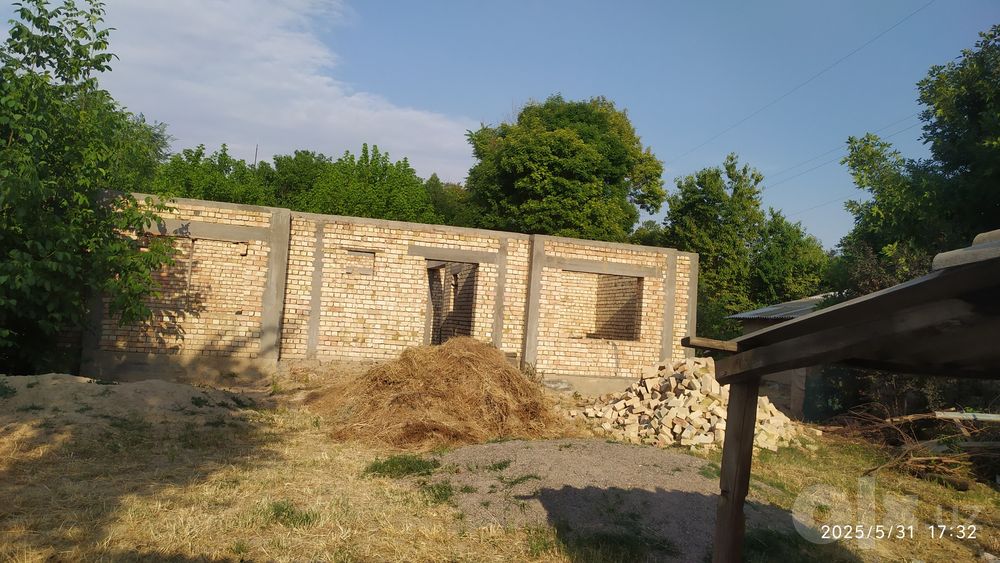 Срочно продается дом. Есть так же постройка.