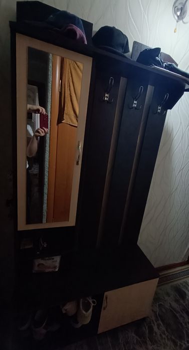 Продам прихожую с зеркалом