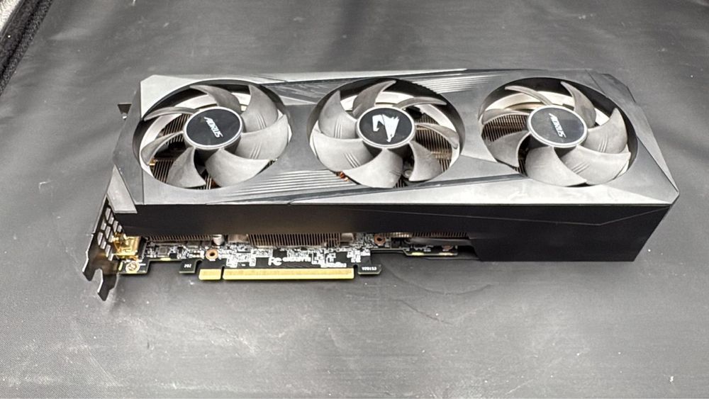 Vând Gigabyte AORUS GeForce RTX 3060 ELITE 12 GB GDDR6 Stare