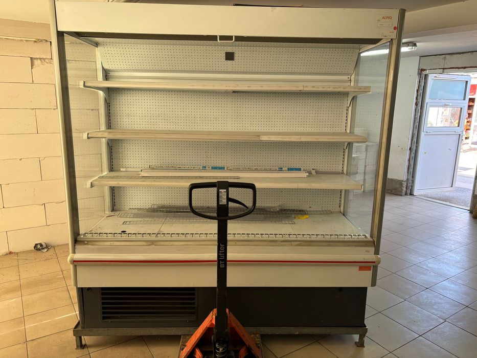 Продава се хладилна ветрина за колбаси,млека и други и метални стилажи