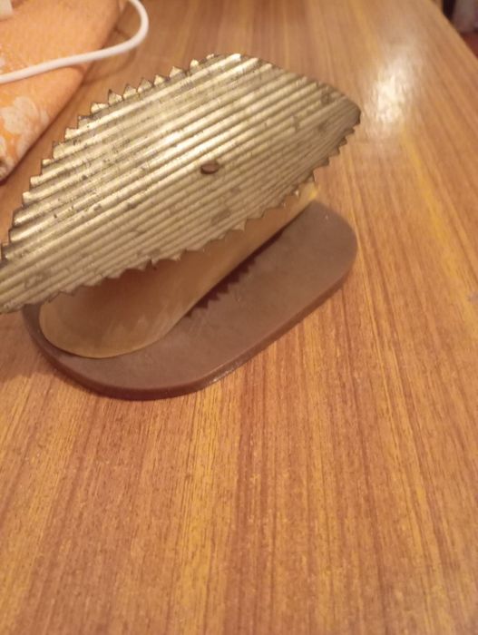 Статуэтка ёжик с листом.