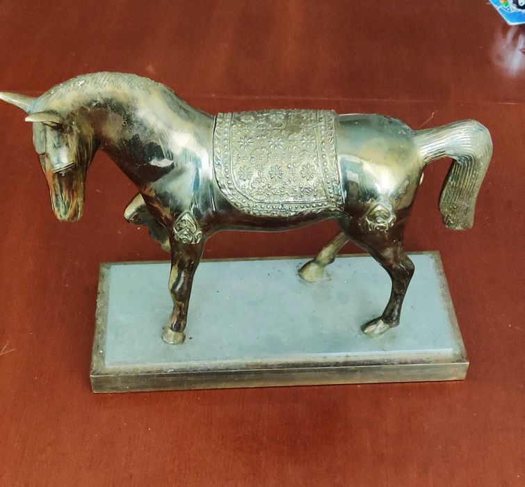 Масивна фигура на кон от бронз