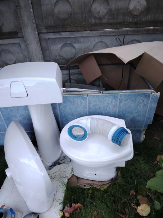 Vand set de baie compus din cada, chiuveta cu picior, vas wc cu capac.