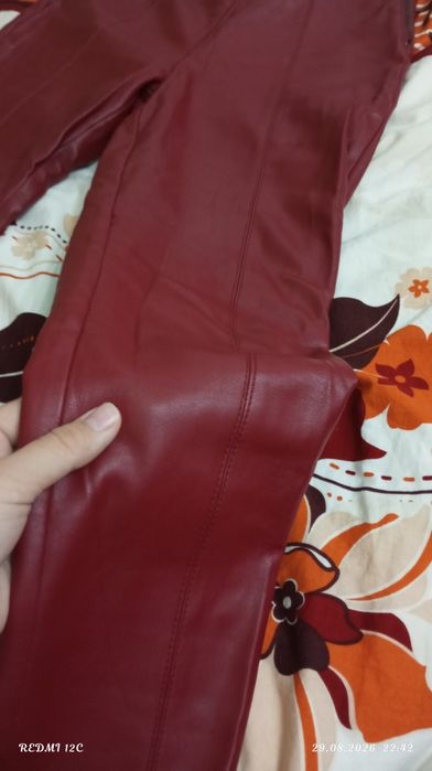 Кожаные бордовые брюки