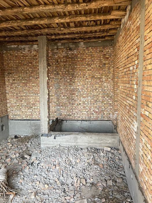 Фаробий бозор оркасида битмаган участка сотилади