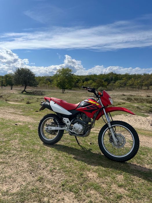 Vand Honda xr in stare perfecta, cu acte. 7000 lei (negociabil)