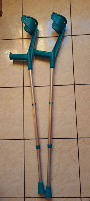 Vând carje antebraț aluminiu