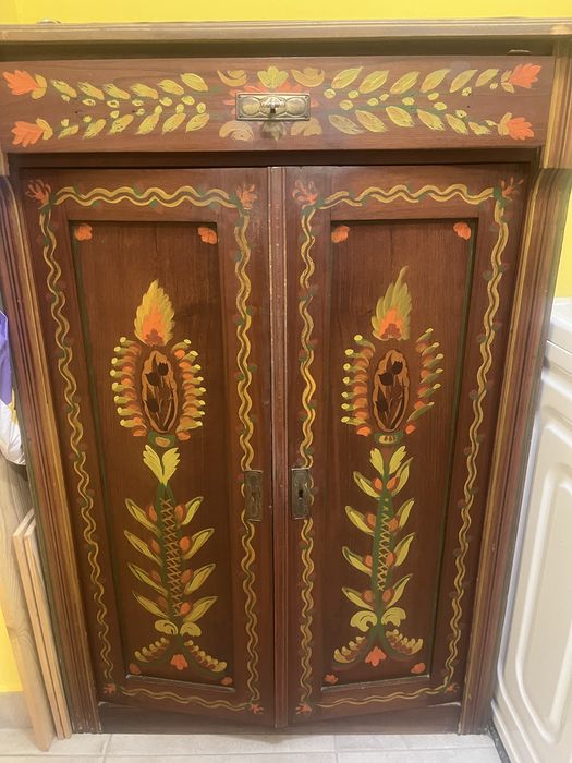 Dulap pictat din lemn