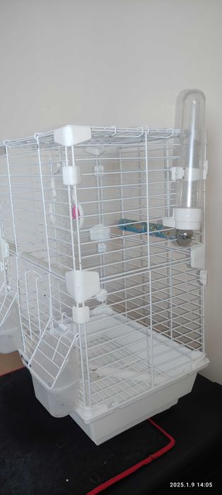 Фирменная клетка для попугаев.