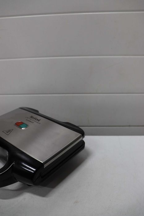 Уред за сандвичи Tefal Ultracompact 700W Незалепващи плочи, лек ДЕФЕКТ