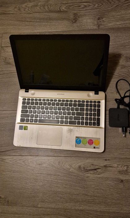 Laptop ASUS cu procesor Intel Core i5-6200U