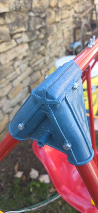 Детска люлка ,метална рамка, пластмасова седалка