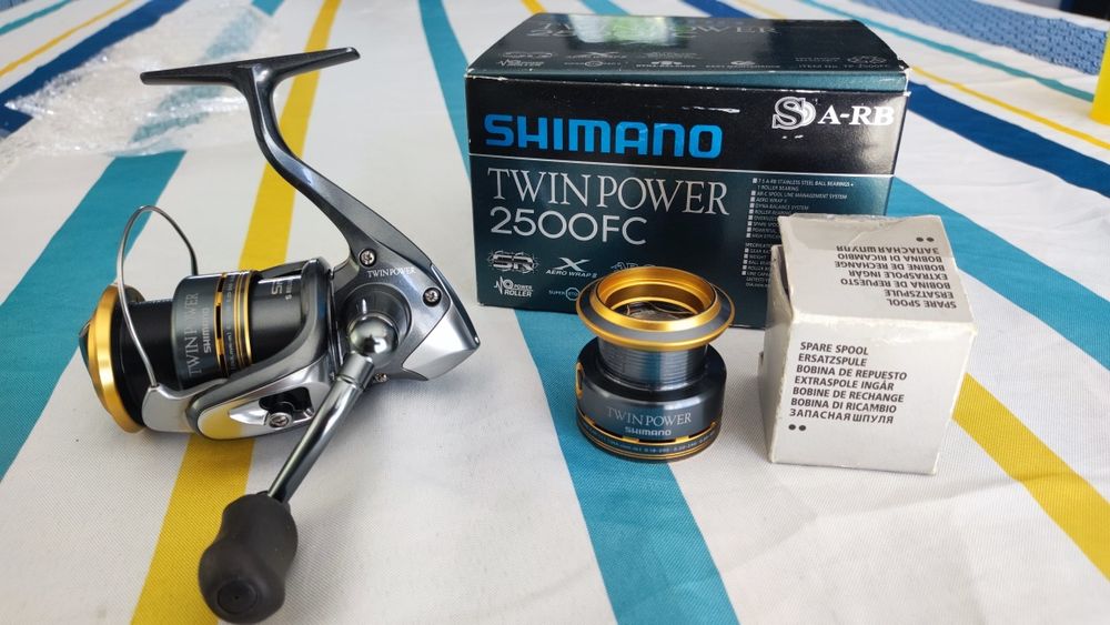Vând mulineta Shimano Twin power 2500 FC