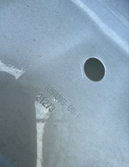Калник Tesla Model 3