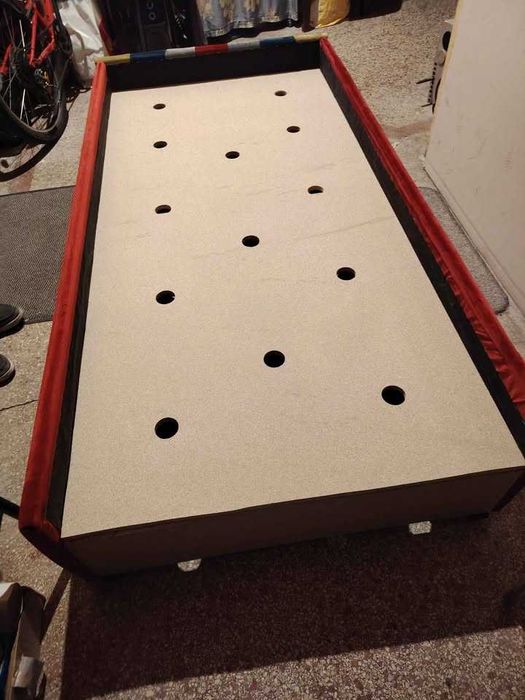 Pat de o persoana cu capat si margini tapitate