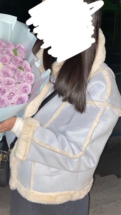 Нежно-голубая дубленка с мехом