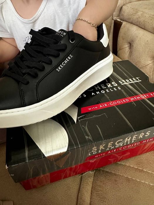 Цвет Чёрный бренд Skechers из Европы