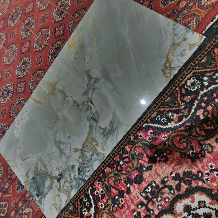 Kafel Sotiladi b/u  1,20×0,60 umuman zur holatda 100 kvt bor